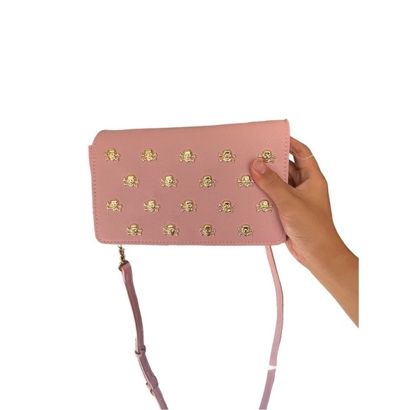 NWOT Betsey Johnson dusty pink gold skulls faux leather crossbody - Picture 1 of 10